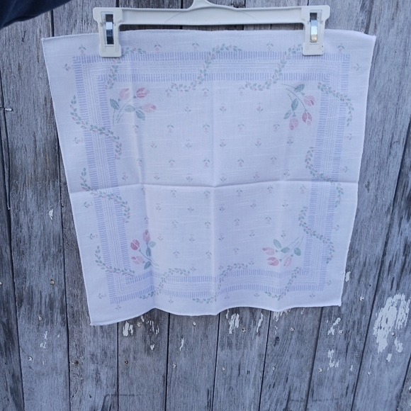 Sunweave Linen Corporation Cotton/Polyester Antique White Floral 5 Napkins - Picture 4 of 5